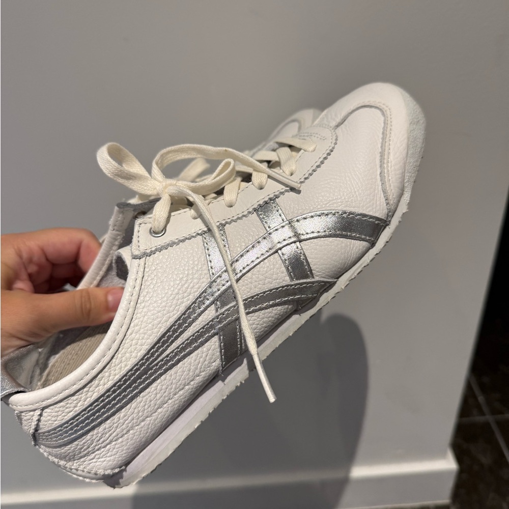 ❌SOLD❌Onitsuka Tiger White with Silver Sneakers